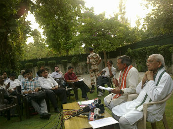 Mr. Ashok Singhal and Mr. V. K. Vora addressing press conference